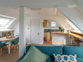 Pass the Keys Tranquil cosy apartment in centre of Avening
